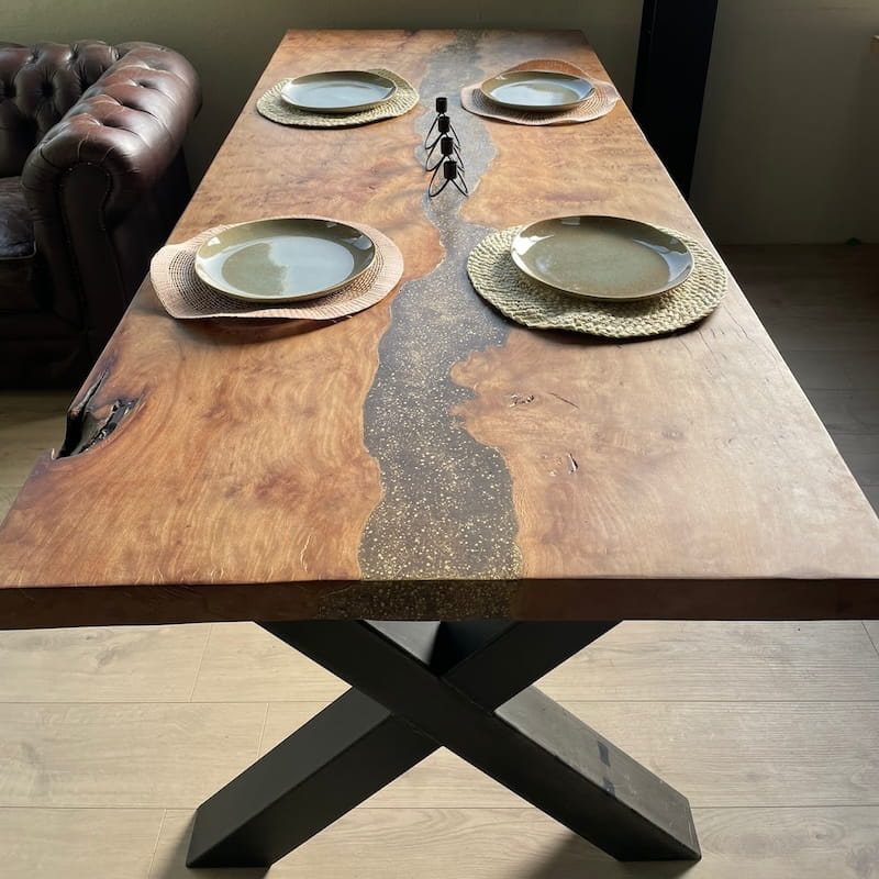 Plataan met epoxy rivier